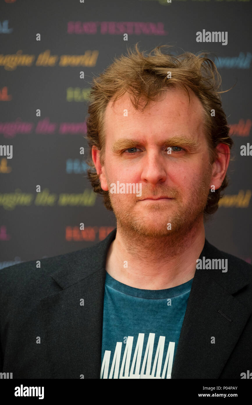 Nick Harkaway, britische Schriftstellerin und Kommentator. Autor der Romane "Der Gone-Away World, Angelmaker, Tigerman und Gnomon; und ein sachbuch Studie über die digitale Welt, die blinden Riesen: Menschen in einer digitalen Welt, im Hay Festival der Literatur und Künste, Mai 2018 Stockfoto