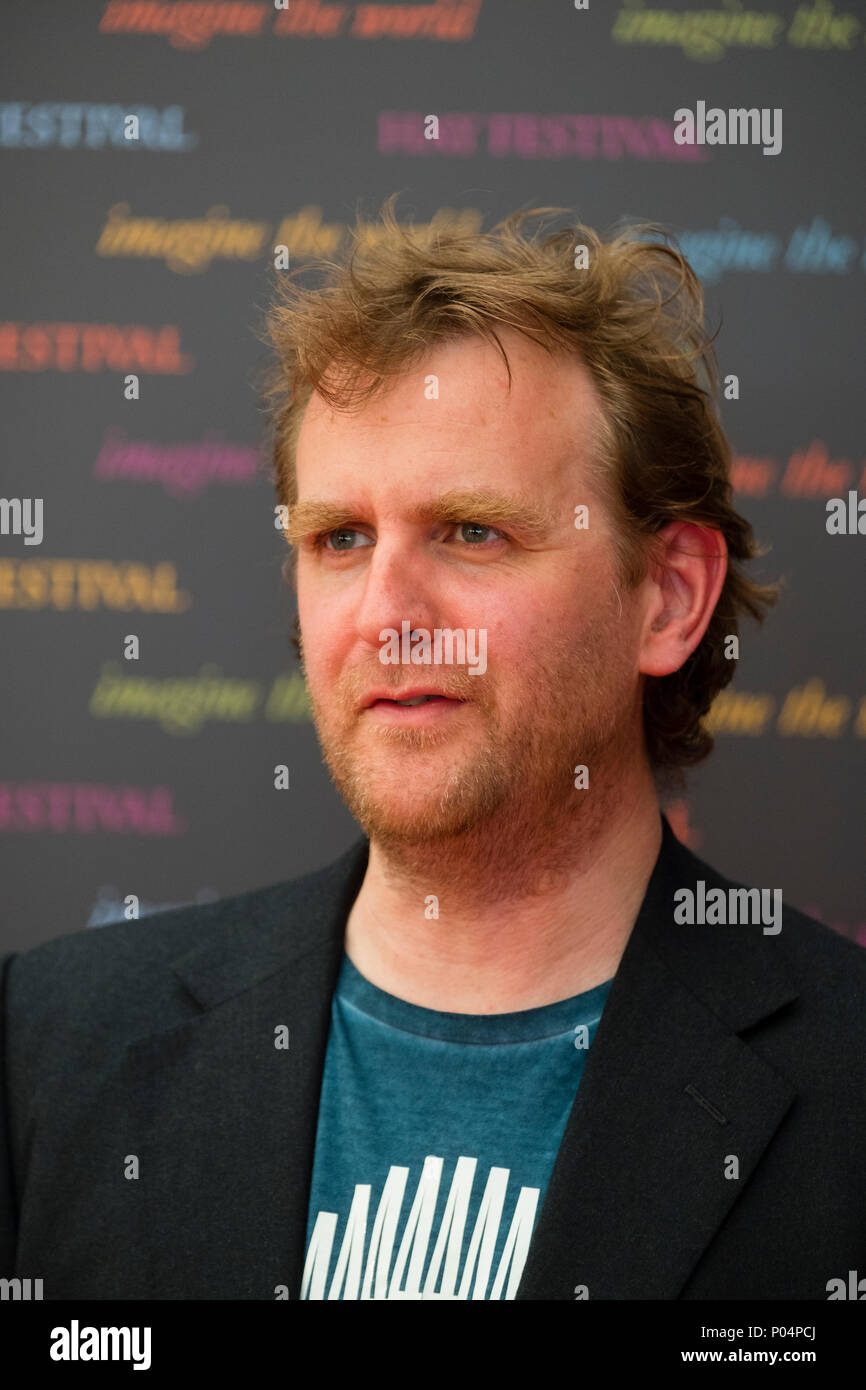 Nick Harkaway, britische Schriftstellerin und Kommentator. Autor der Romane "Der Gone-Away World, Angelmaker, Tigerman und Gnomon; und ein sachbuch Studie über die digitale Welt, die blinden Riesen: Menschen in einer digitalen Welt, im Hay Festival der Literatur und Künste, Mai 2018 Stockfoto