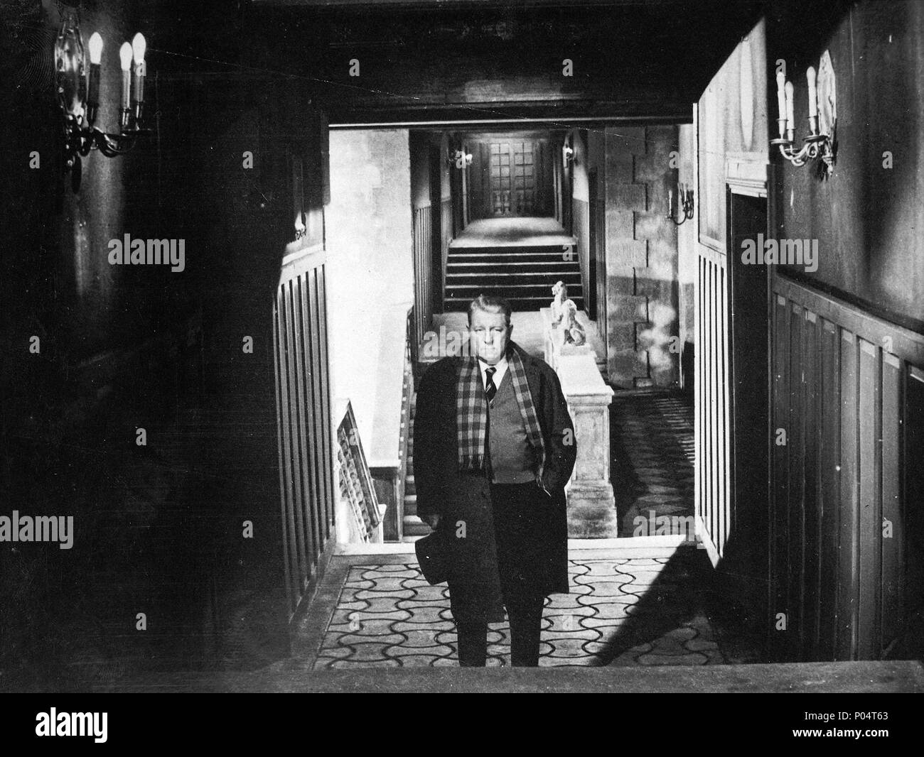 Original Film Titel: MAIGRET ET L'Affaire - Saint Fiacre. Englischer Titel: MAIGRET UND DER ST. Fiaker. Regisseur: Jean Delannoy. Jahr: 1959. Stars: JEAN GABIN. Credit: FILSONOR, S.A./Album Stockfoto