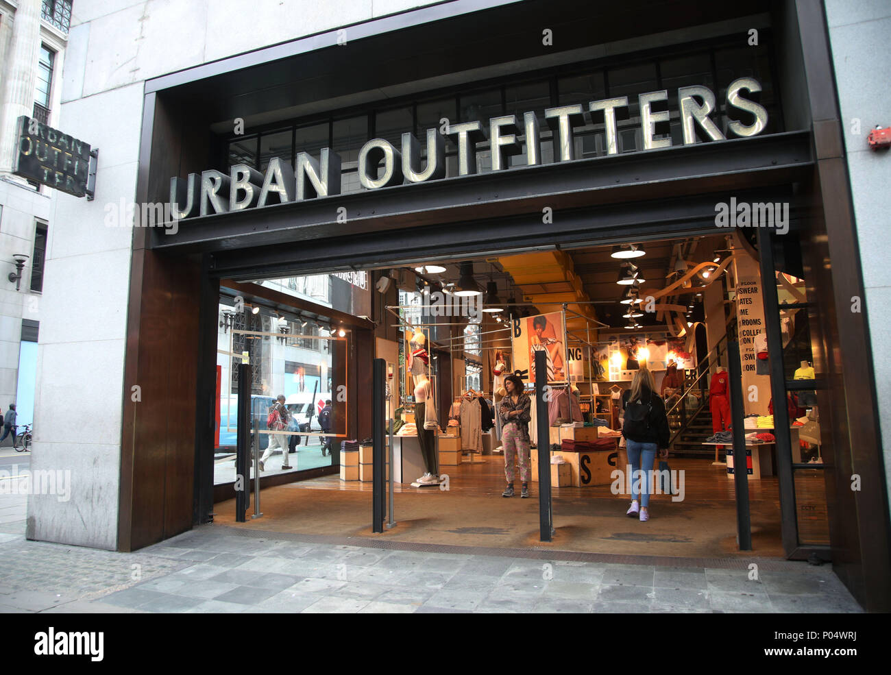 Ein Zweig von Urban Outfitters in der Oxford Street in Central London. Stockfoto