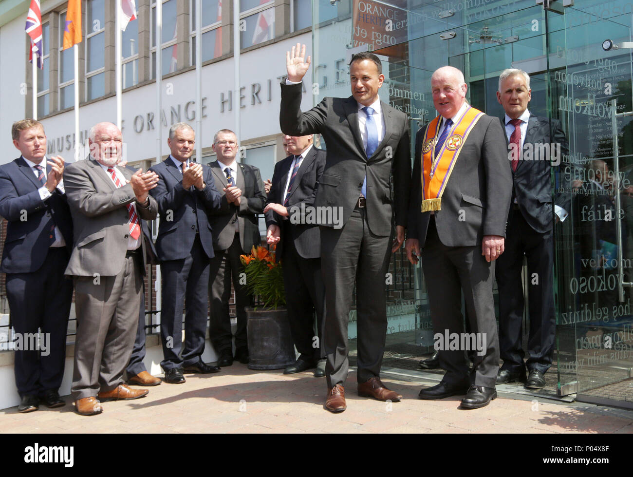 Taoiseach Leo Varadkar (3. rechts) begrüßte die Mitglieder des Orange Order, als er das Museum von Orange Erbe in Belfast Blätter mit der Großmeister des Orange Lodge, Edward Stevenson (zweiter von rechts) als Teil von seinem Besuch in Nordirland. Stockfoto