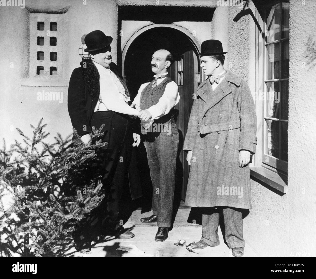 Original Film Titel: BIG BUSINESS. Englischer Titel: BIG BUSINESS. Regisseur: James W. HORNE. Jahr: 1929. Stars: Oliver Hardy, Stan Laurel; JAMES FINLAYSON. Credit: M.G.M/Album Stockfoto