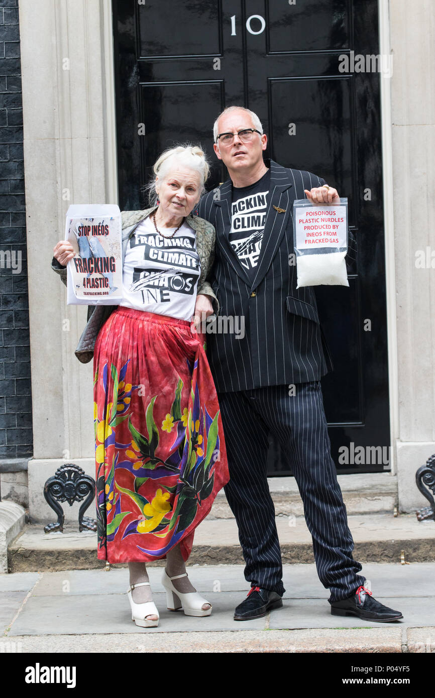 Dame Vivienne Westwood mit Sohn Joe Corre, der an der Tür der Nummer 10 Downing Street Übergabe in eine Petition gegen Ineos und die Verwendung von Anti-Fracking Stockfoto