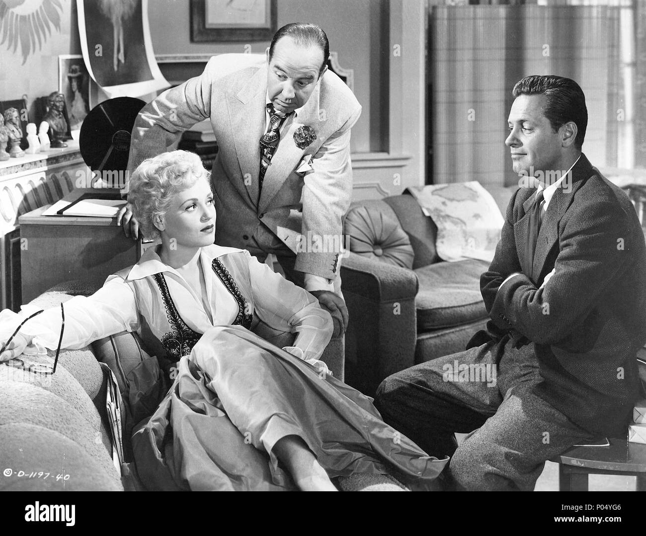 Original Film Titel: Geboren gestern. Englischer Titel: Geboren gestern. Regisseur: George Cukor. Jahr: 1950. Stars: BRODERICK CRAWFORD; William Holden, JUDY HOLLIDAY. Quelle: Columbia Pictures/Album Stockfoto