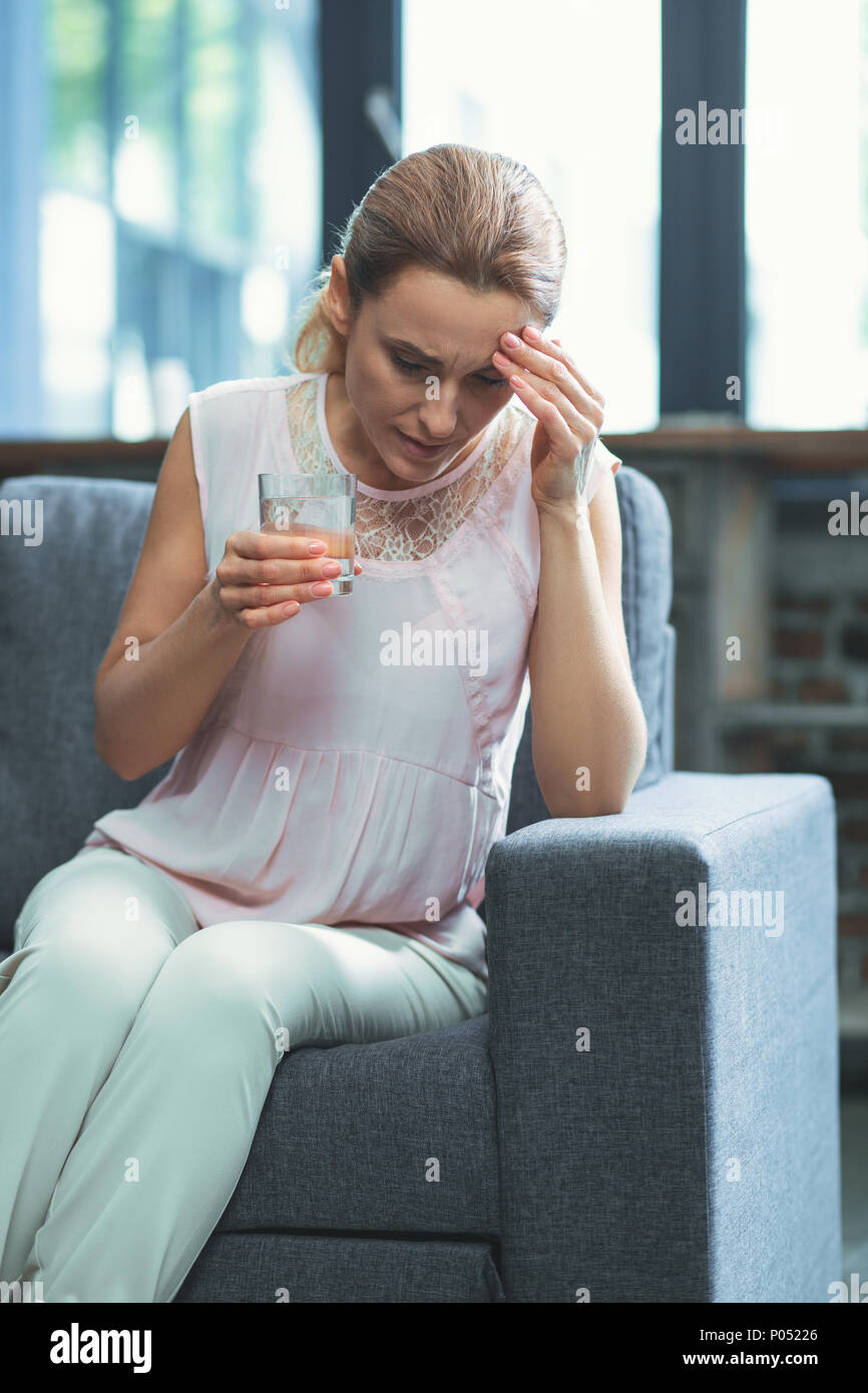 Besorgt reife Frau von Kopfschmerzen geplagt Stockfoto