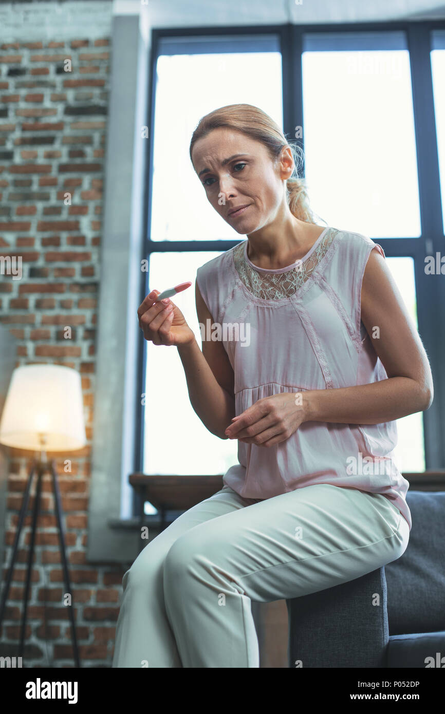 Hoffnungslos reife Frau schwanger werden. Stockfoto