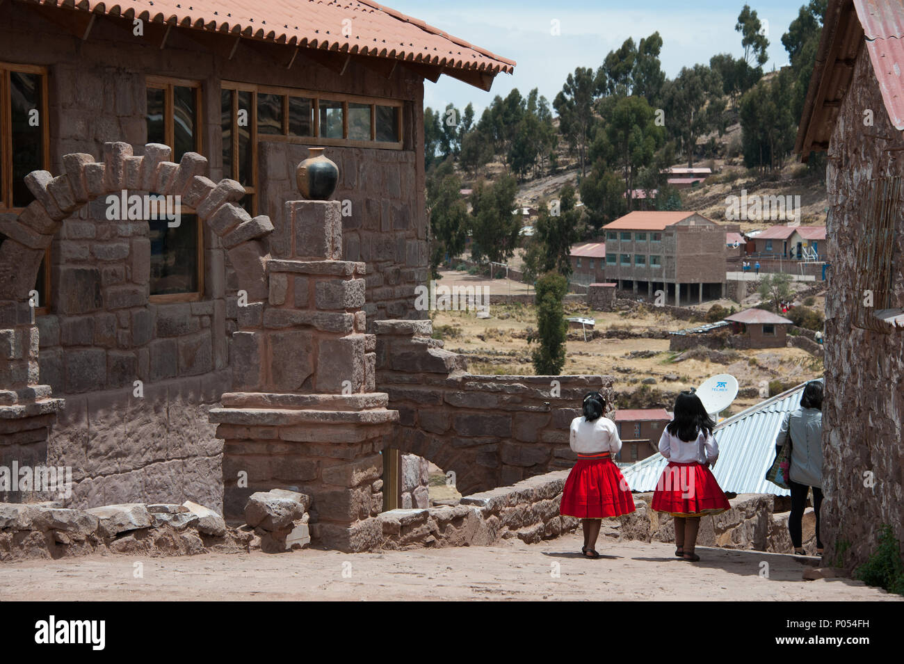 Junge Schüler Mädchen zu Fuß von der Schule nach Hause auf die Insel Taquile, den Titicacasee. Peru Stockfoto