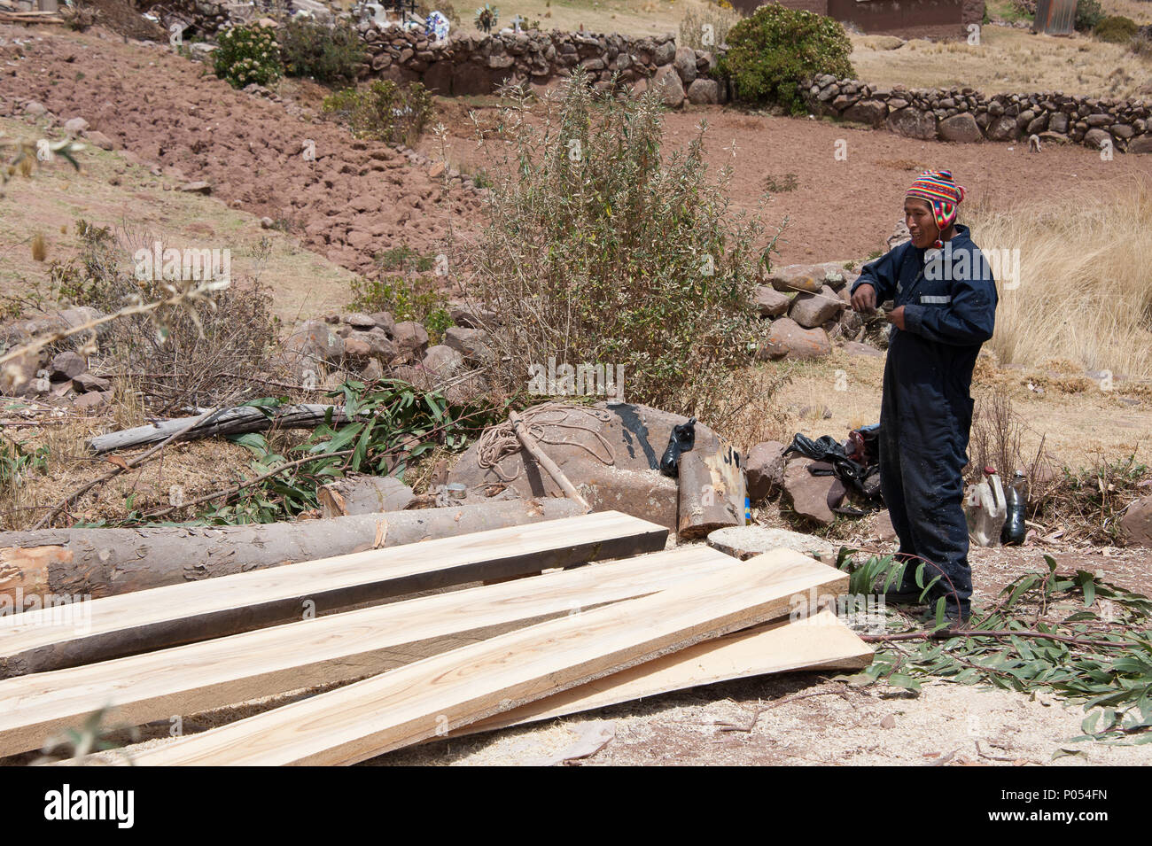 Ein lokaler Erbauer seine Arbeit auf Taquile Insel tun, den Titicacasee. Peru Stockfoto