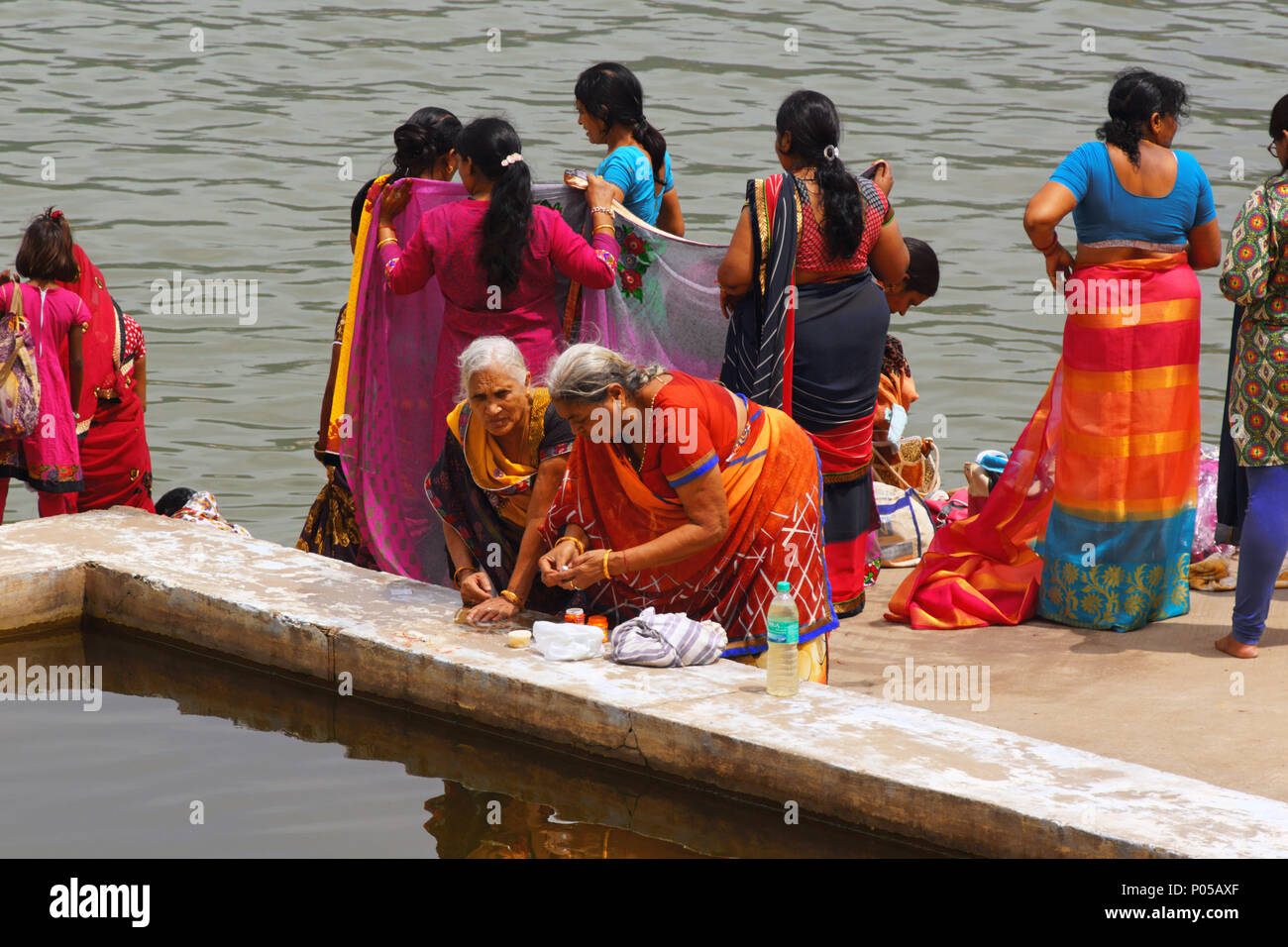 Pushkar, Indien - 15. August 2016: Frauen in bunten Saris vorbereiten für heiliges Bad im See. Pushkar See ist eine der heiligsten Ort für Hindus. Stockfoto