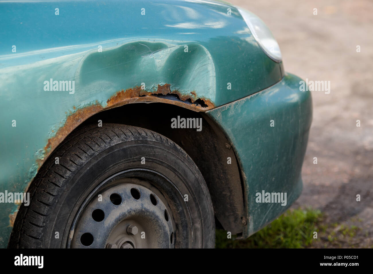 Rost Und Beschädigung Der Karosserie. Metall Korrosion Farbe Zerfallen  Löcher in Der Auto Kotflügel Nahaufnahme Stockbild - Bild von auto,  korrosion: 222834269