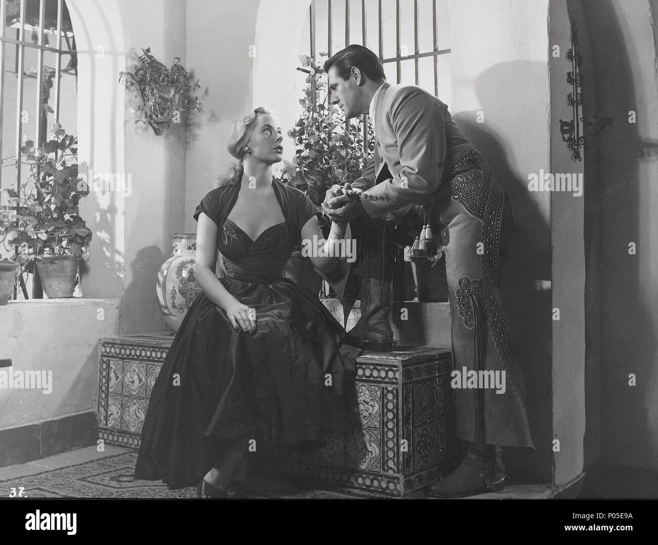 Original Film Titel: NOCHES ANDALUZAS. Englischer Titel: NOCHES ANDALUZAS. Film Regie: MAURICE CLOCHE. Jahr: 1954. Stars: GENEVIEVE PAGE; MARIO CABRE. Credit: GOYA FILME/EXCLUSIVAS FLORALVA/LES FILMS MAURICE CLOCHE/Album Stockfoto