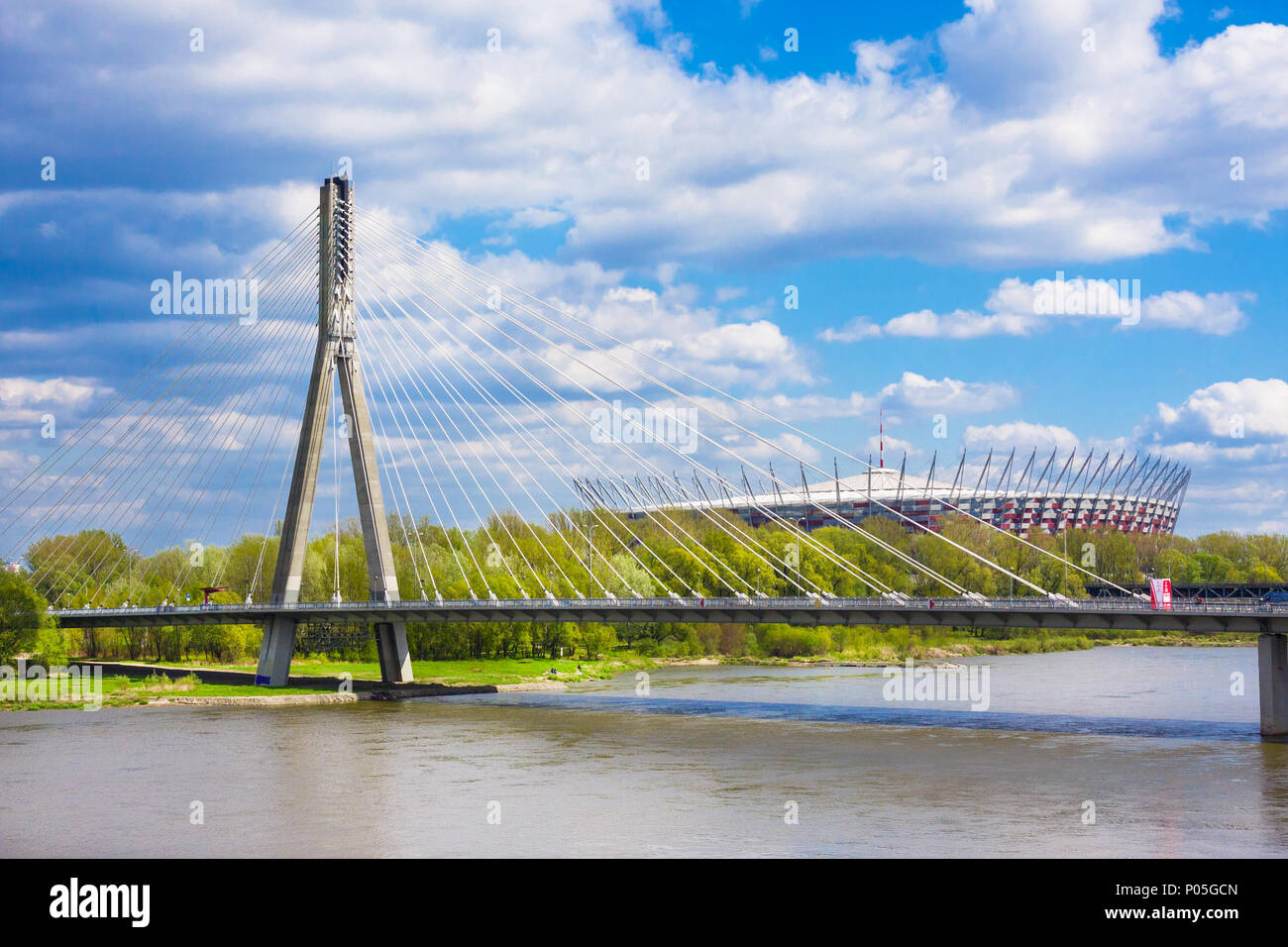 Warschau, Polen - 24 April 2016: - Die nationalen Stadium durch die Swietokrzyski Brücke über die Weichsel voraus. Speziell für die UEFA EURO gebaut Stockfoto
