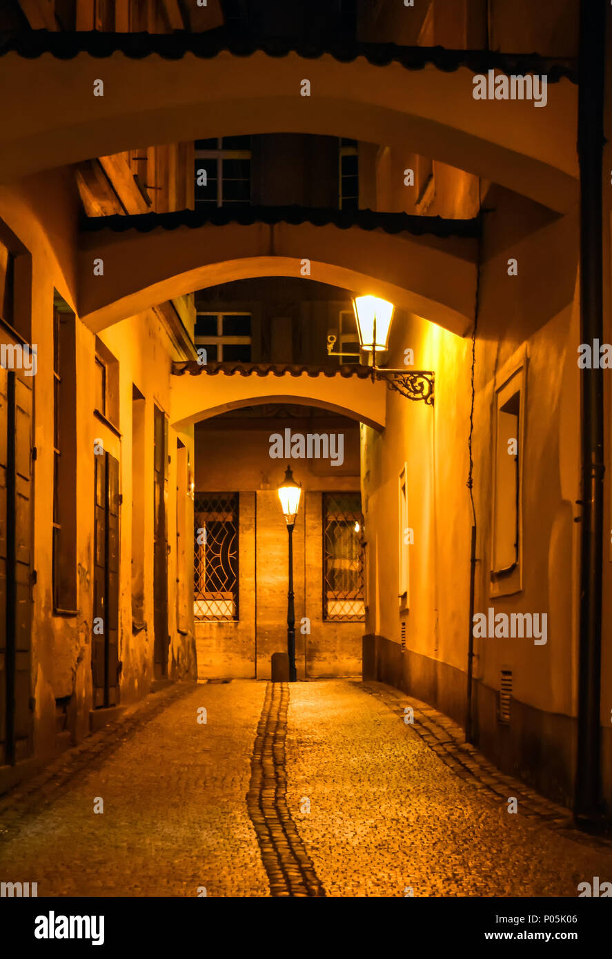 Schöne alte Straße mit Bögen in Prag, Tschechische Republik Schießen bei Nacht mit den alten retro Lampe glühen von Ferne Stockfoto