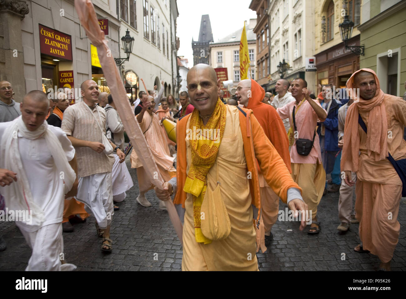 Hari Krishna devotees feiern ein Urlaub in den Straßen von Prag unter Touristen in der Altstadt. Stockfoto
