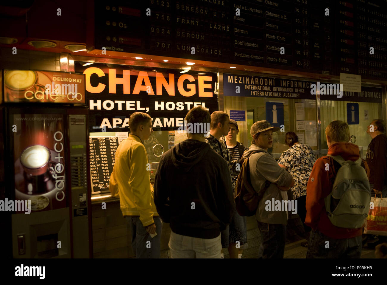 Junge Männer im Ticketing Bereich durch einen Geldwechsel stand in den Bahnhof in Prag, Tschechische Republik. Stockfoto
