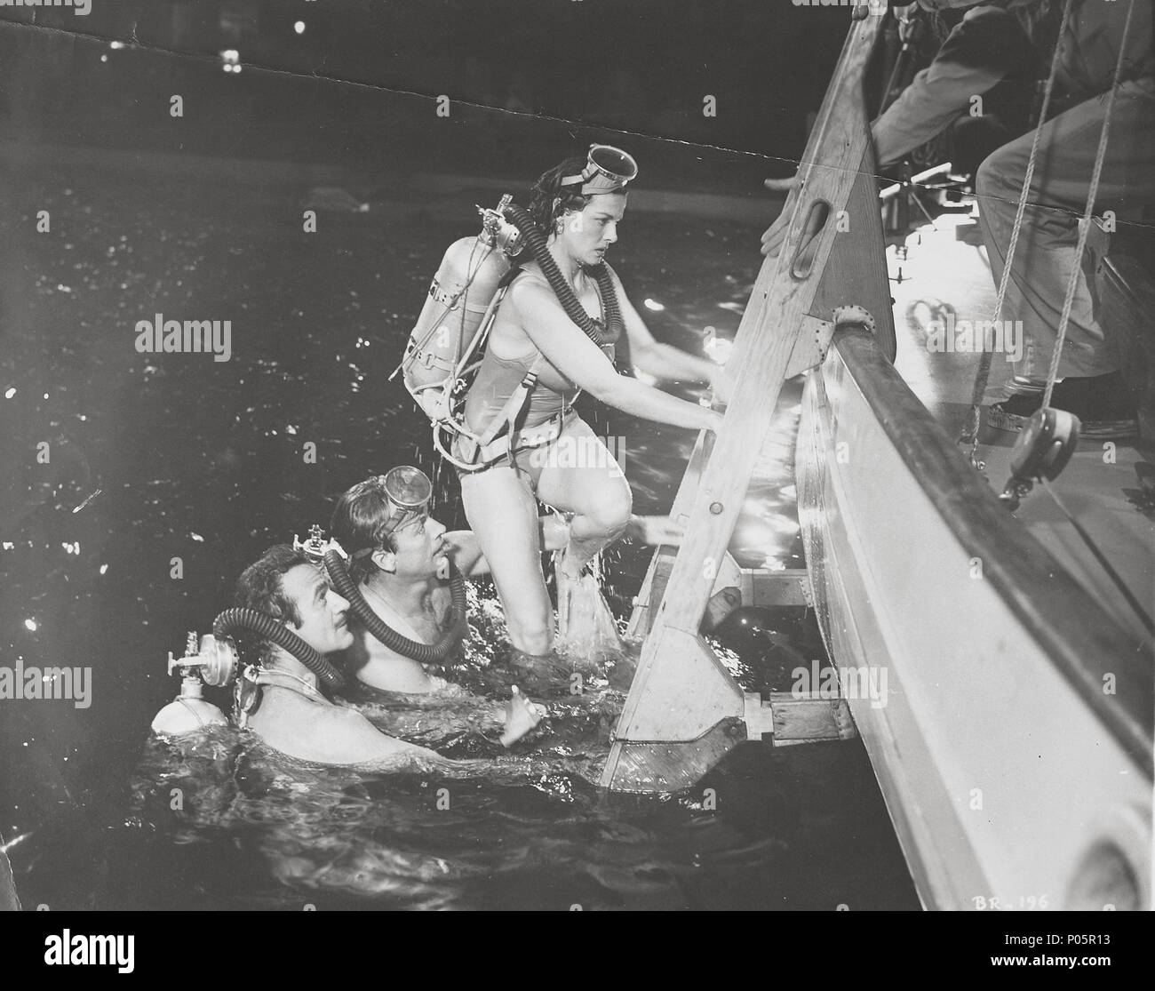 Original Film Titel: Unterwasser!. Englischer Titel: Unterwasser!. Regisseur: John STURGES. Jahr: 1955. Stars: GILBERT ROLAND; RICHARD EGAN; Jane Russell. Credit: RKO/Album Stockfoto