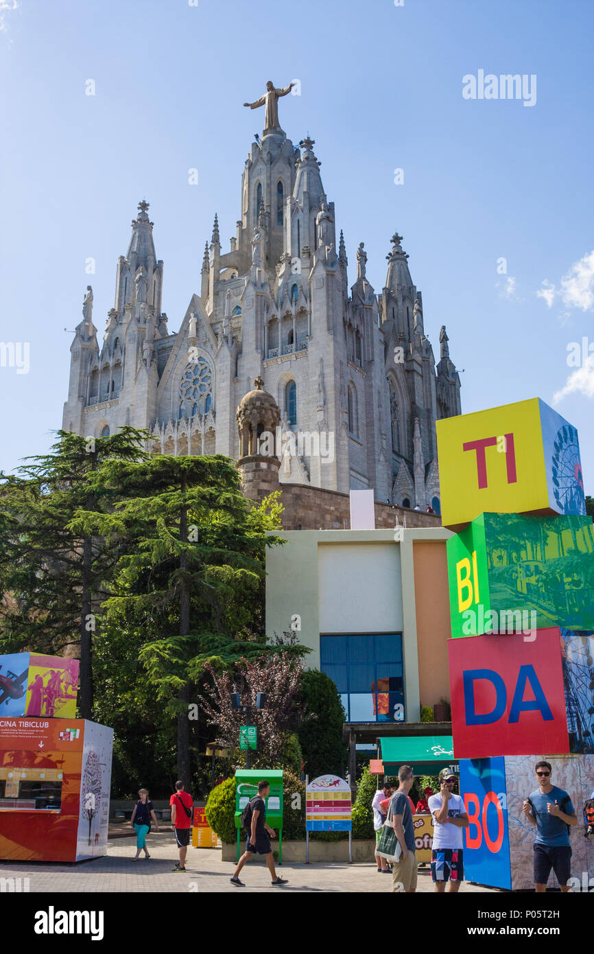 BARCELONA, SPANIEN - 13. Juli 2016: Ansicht der Sühneopfer Kirche vom Heiligen Herzen Jesu aus der freien Bereich des Tibidabo in Barcelona, Spanien. Es ist eine Stockfoto