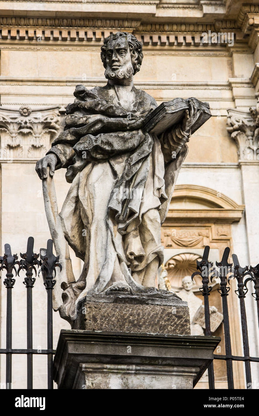 Skulptur der Heiligen in der Kirche der Apostel St. Peter und Paul in der Altstadt von Krakau in Polen Stockfoto