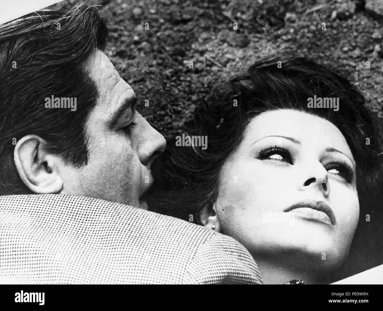 Original Film Titel: MATRIMONIO all'italiana. Englischer Titel: Ehe im italienischen Stil. Film Regie: Vittorio De Sica. Jahr: 1964. Stars: Sophia Loren, Marcello Mastroianni. Credit: COMPAGNIA CINEMATOGRAFICA CHAMPION/Album Stockfoto