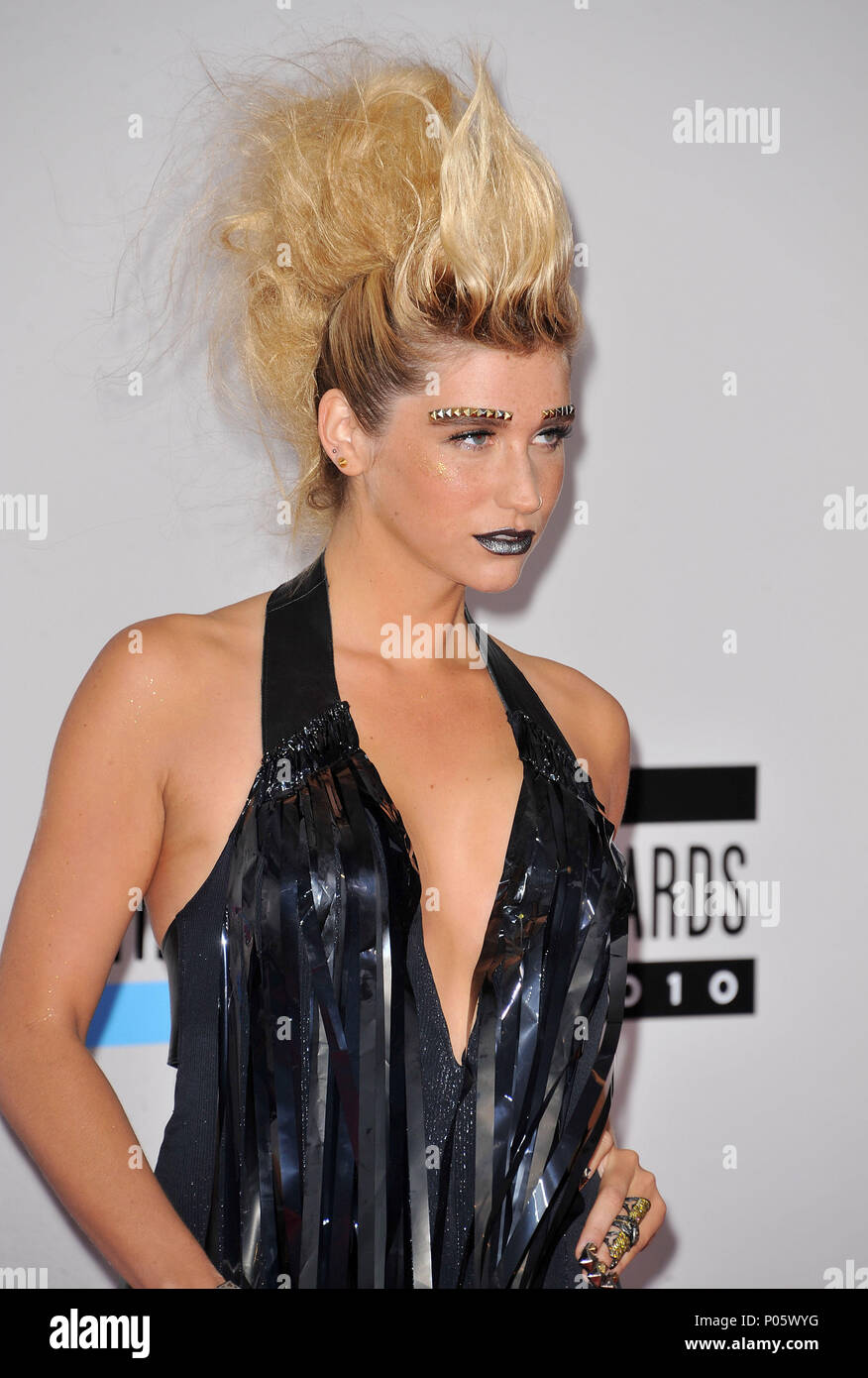 Kei $ ha - 2010 American Music Awards - AMA-Im Nokia Theater in Los Angeles. Kei $ ha 92 Red Carpet Event, Vertikal, USA, Filmindustrie, Prominente, Fotografie, Bestof, Kunst, Kultur und Unterhaltung, Topix Prominente Fashion/Vertikal, Besten, Event in Hollywood Leben - Kalifornien, Roter Teppich und backstage, USA, Film, Stars, Film Stars, TV Stars, Musik, Promis, Fotografie, Bestof, Kunst, Kultur und Unterhaltung, Topix, vertikal, eine Person aus dem Jahr 2010, Anfrage tsuni@Gamma-USA.com - drei Viertel Stockfoto