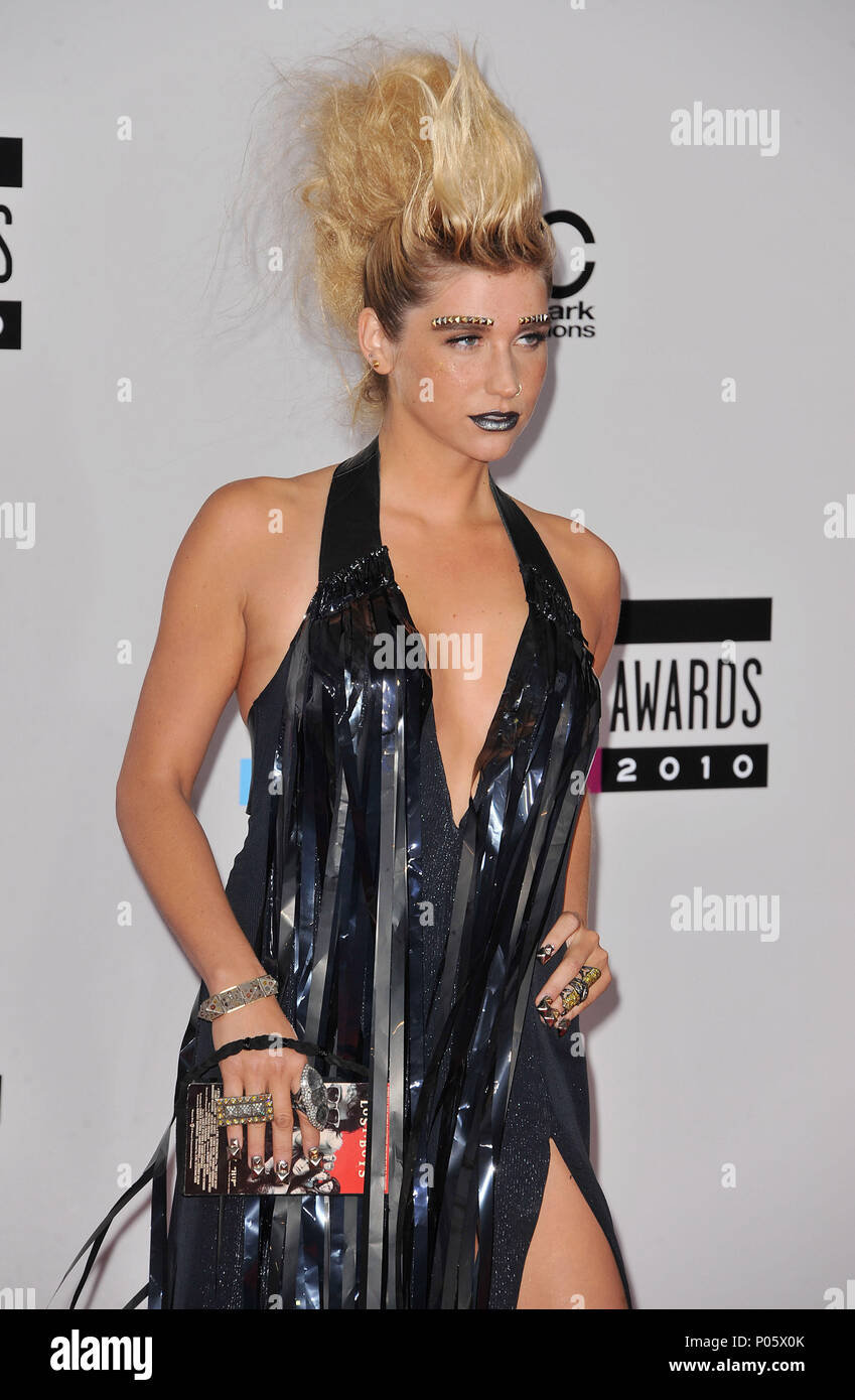 Kei $ ha - 2010 American Music Awards - AMA-Im Nokia Theater in Los Angeles. Kei $ ha 93 Red Carpet Event, Vertikal, USA, Filmindustrie, Prominente, Fotografie, Bestof, Kunst, Kultur und Unterhaltung, Topix Prominente Fashion/Vertikal, Besten, Event in Hollywood Leben - Kalifornien, Roter Teppich und backstage, USA, Film, Stars, Film Stars, TV Stars, Musik, Promis, Fotografie, Bestof, Kunst, Kultur und Unterhaltung, Topix, vertikal, eine Person aus dem Jahr 2010, Anfrage tsuni@Gamma-USA.com - drei Viertel Stockfoto