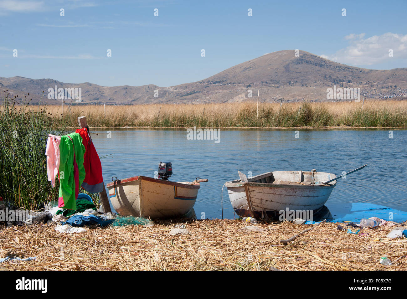 Zwei Boote auf der Uros Inseln in Peru Stockfoto