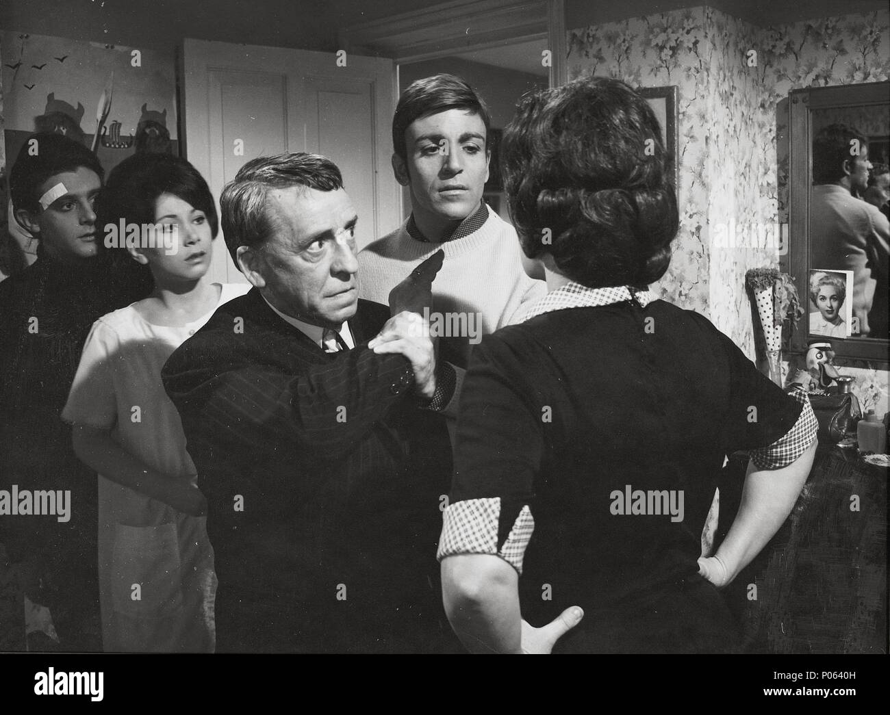 Original Film Titel: QUE HACEMOS CON LOS HIJOS?. Englischer Titel: QUE HACEMOS CON LOS HIJOS?. Regisseur: PEDRO LAZAGA. Jahr: 1967. Stars: EMILIO GUTIÉRREZ CABA; MERCEDES VECINO; PACO MARTINEZ SORIA; PEPE RUBIO; Mª Jose GOYANES. Credit: PEDRO MASO P.C. /Album Stockfoto