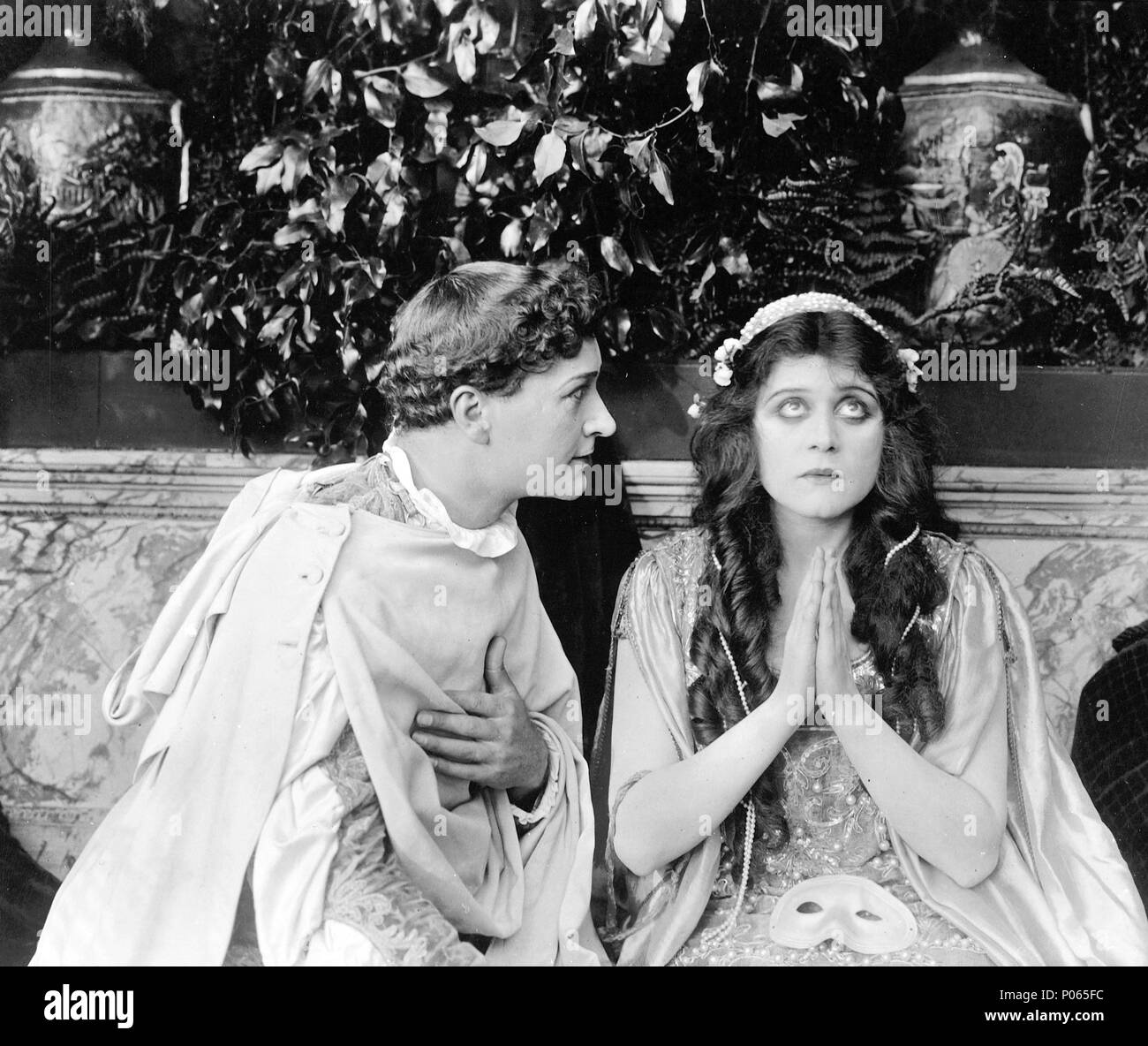Original Film Titel: ROMEO UND JULIA. Englischer Titel: ROMEO UND JULIA. Regisseur: J. GORDON EDWARDS. Jahr: 1916. Stars: THEDA BARA; HARRY HILLIARD. Quelle: FOX FILME/Album Stockfoto