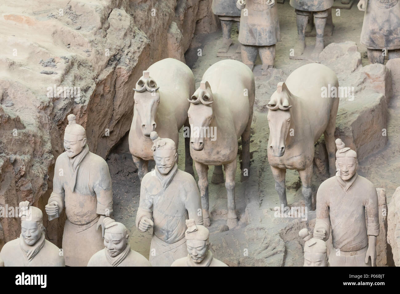 XIAN, CHINA - 24. MAI 2018: Die Terrakotta Armee Krieger am Grab von Chinas erstem Kaiser in Xian. Unesco-Weltkulturerbe. Stockfoto