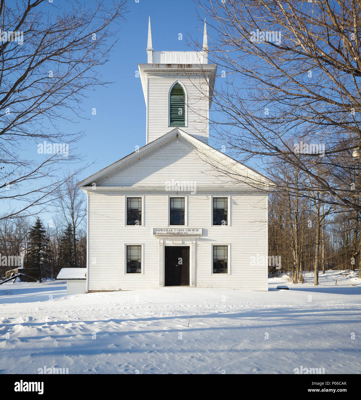 New York State, USA, Winter 2017: Eine weiße Kirche auf weißem Schnee, in der kleinen Ortschaft ländlichen Newville, Herkimer County. Stockfoto