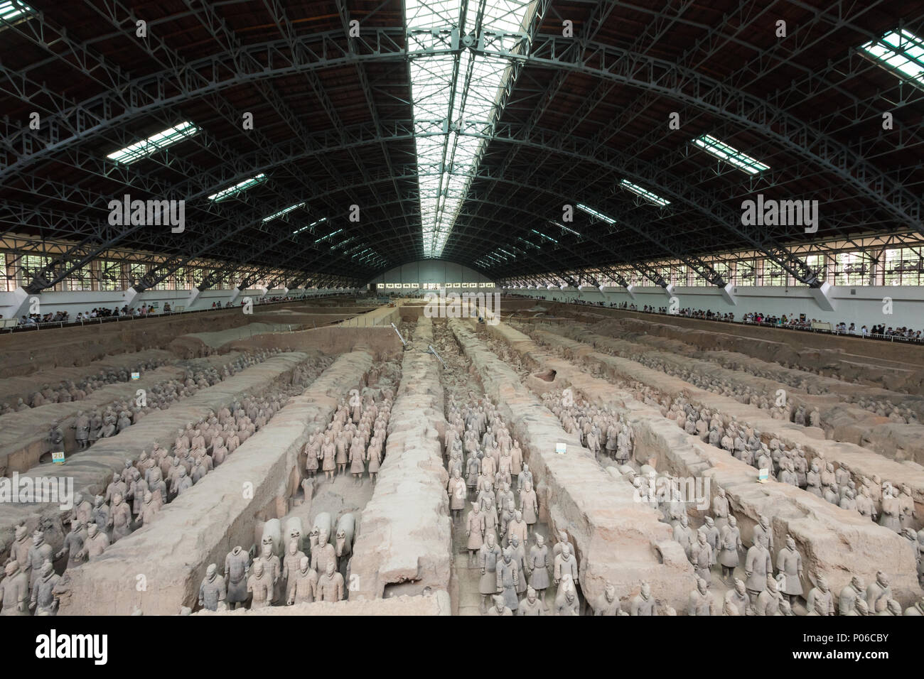 XIAN, CHINA - 24. MAI 2018: Die Terrakotta Armee Krieger am Grab von Chinas erstem Kaiser in Xian. Unesco-Weltkulturerbe. Stockfoto