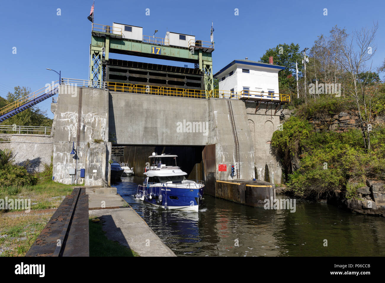 Boote verlassen Lock 17, Little Falls, New York, höchste Aufzug in der NY State Kanalsystem, und nur "Guillotine"-Design im Zustand. Stockfoto