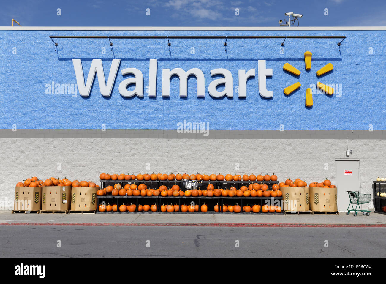 COBLESKILL, NY/USA - Oktober 27, 2017: Kürbisse zum Verkauf zu einem Walmart in Cobleskill, einer Stadt in Schoharie County, New York State. Stockfoto