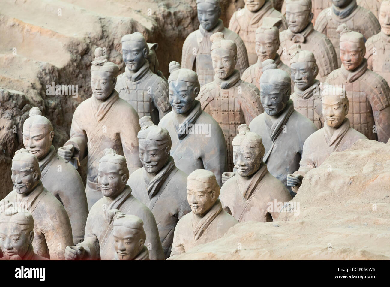 XIAN, CHINA - 24. MAI 2018: Die Terrakotta Armee Krieger am Grab von Chinas erstem Kaiser in Xian. Unesco-Weltkulturerbe. Stockfoto