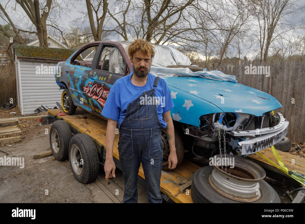 Gloversville, New York: ein Demolition Derby Treiber, und sein Auto. Stockfoto
