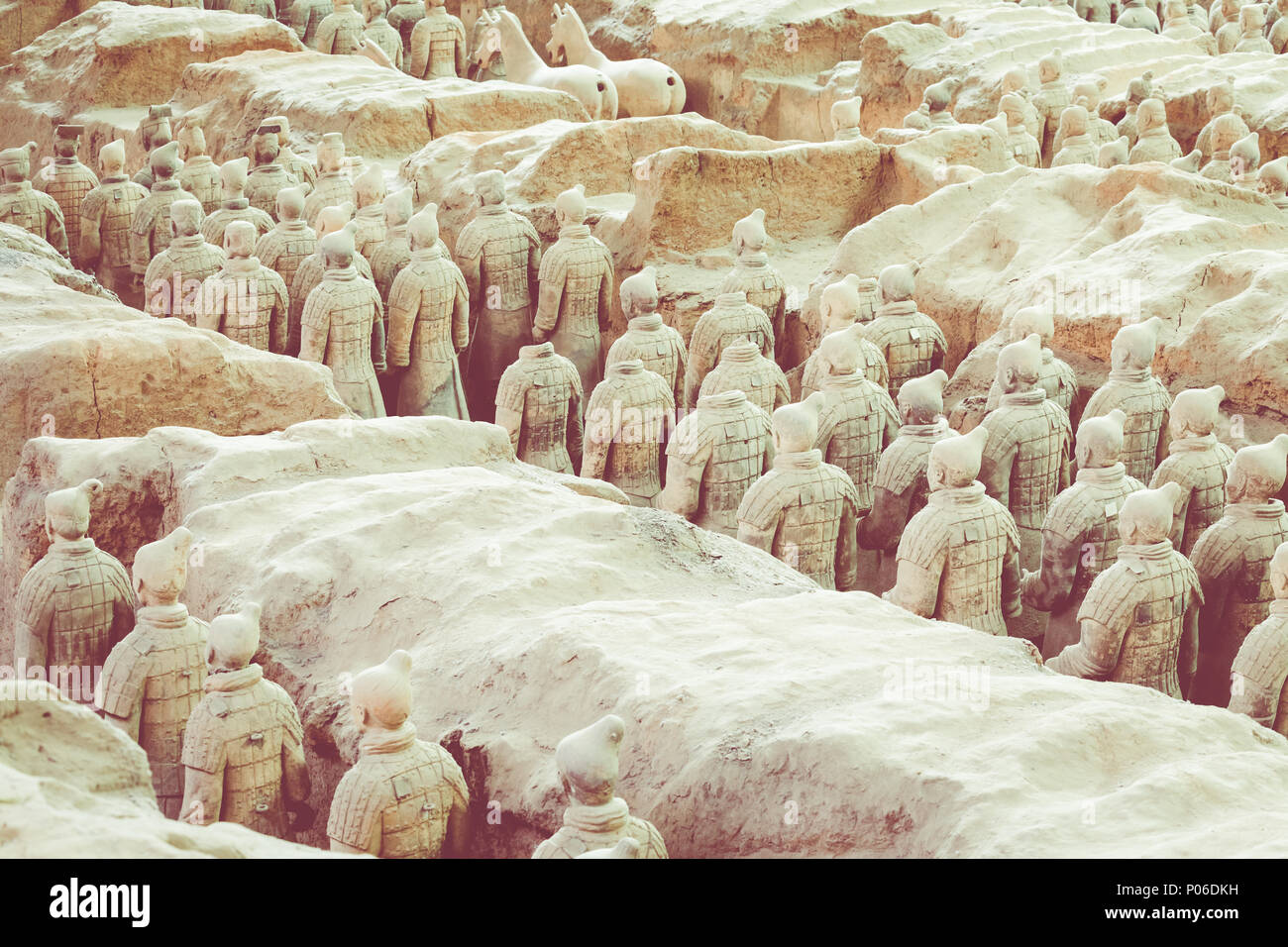 XIAN, CHINA - 24. MAI 2018: Die Terrakotta Armee Krieger am Grab von Chinas erstem Kaiser in Xian. Unesco-Weltkulturerbe. Stockfoto