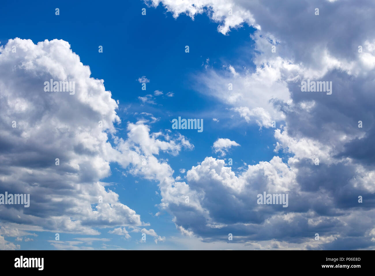 Blick auf blauer Himmel mit Wolken Stockfoto