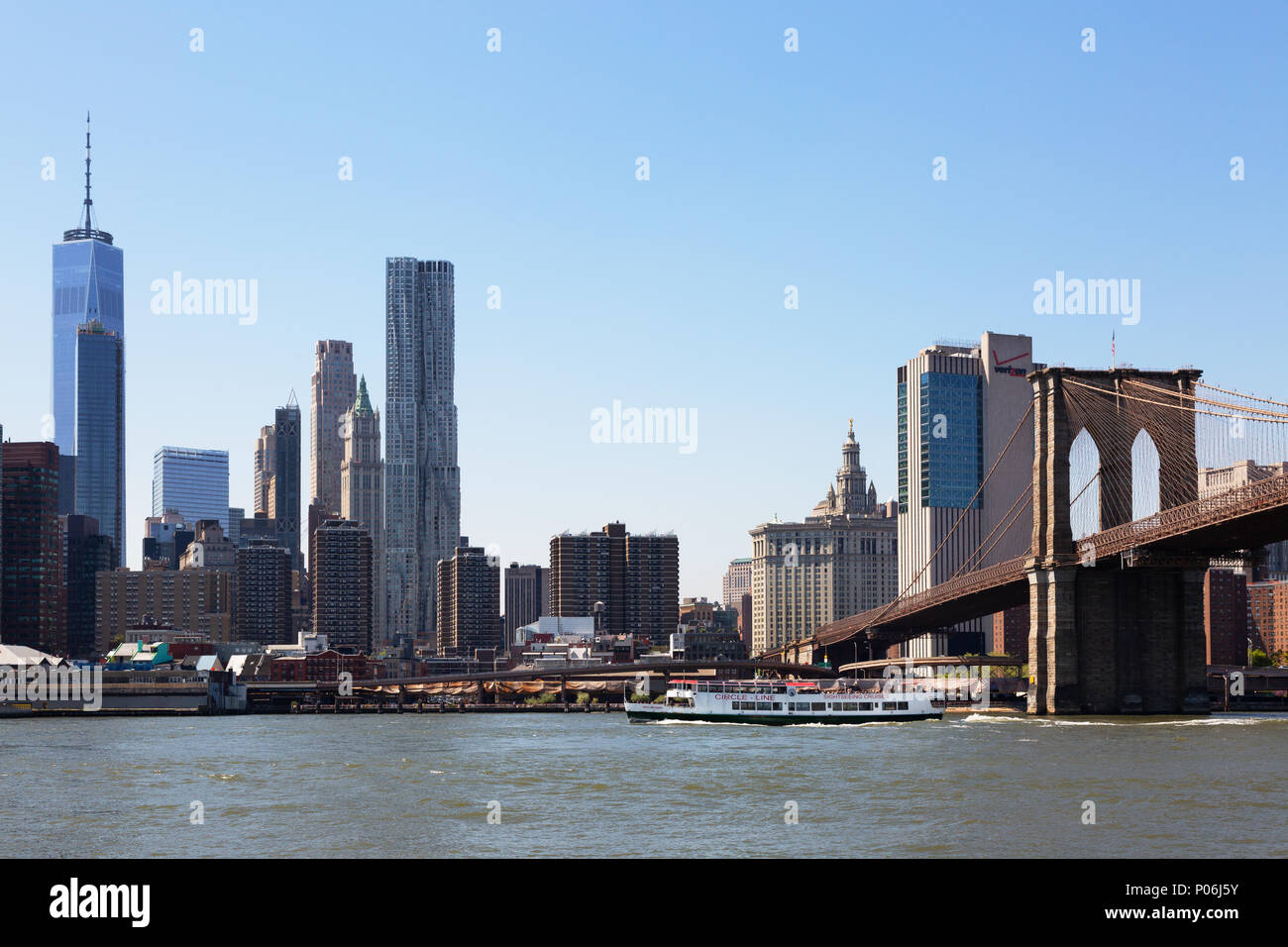 Skyline von Manhattan und Brooklyn Bridge aus Brooklyn Bridge Park, New York City, USA Stockfoto
