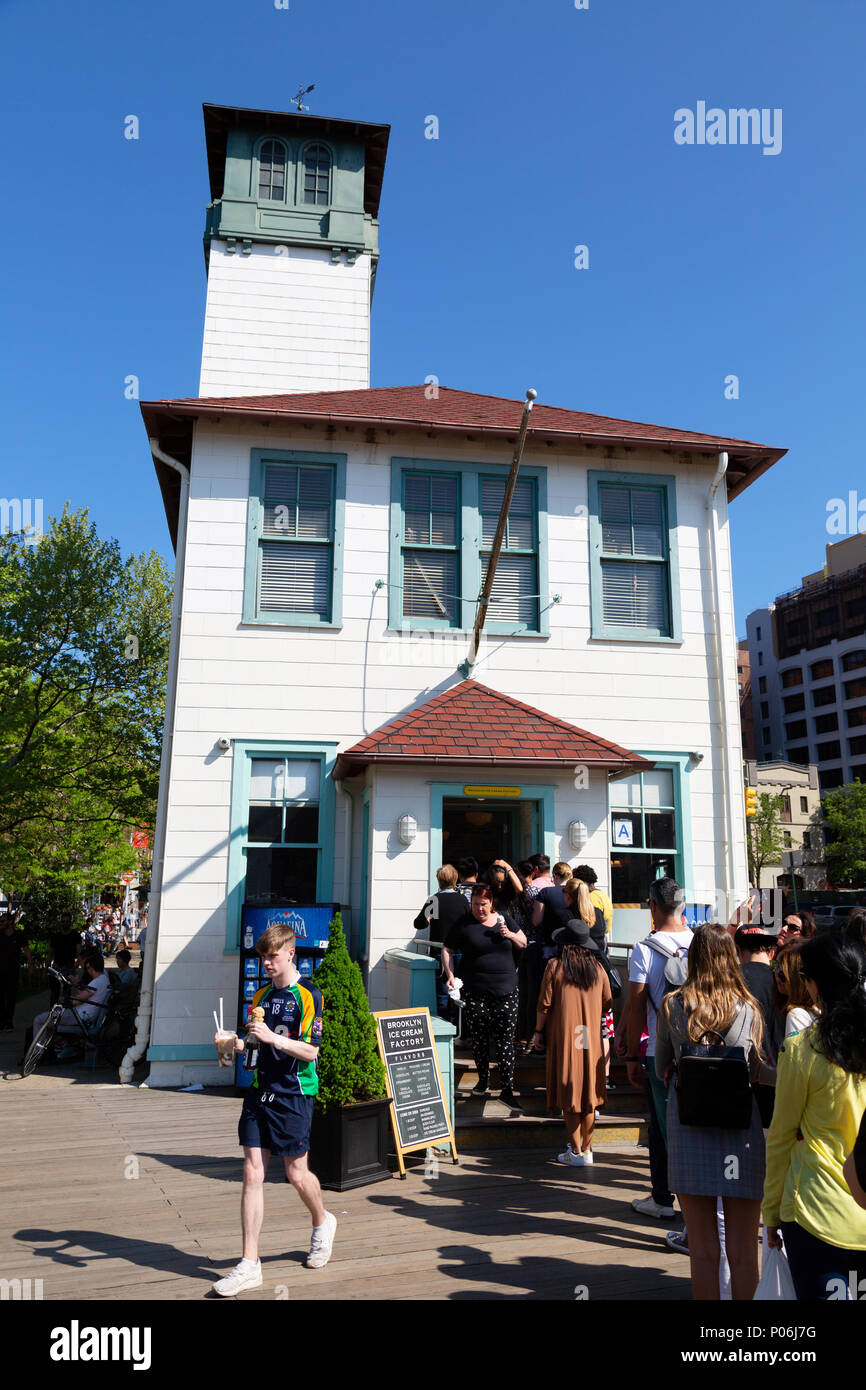 Menschen kaufen Eis von der Brooklyn Ice Cream Factory, einem beliebten Eisdiele, Brooklyn Bridge Park, Brooklyn, New York City, USA Stockfoto