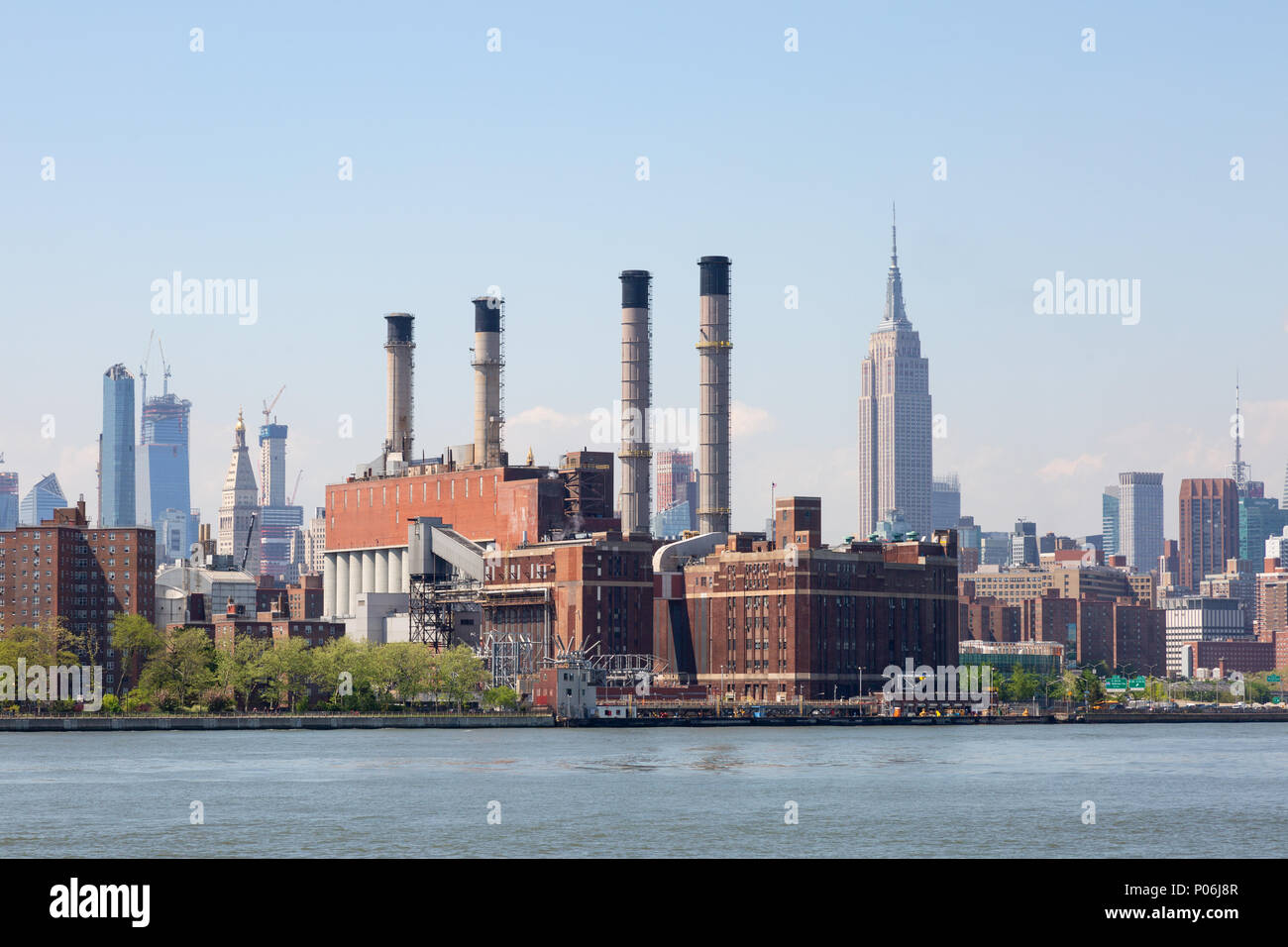 Die Consolidated Edison Inc. Anlage auf dem East River, New York City, Vereinigte Staaten von Amerika Stockfoto