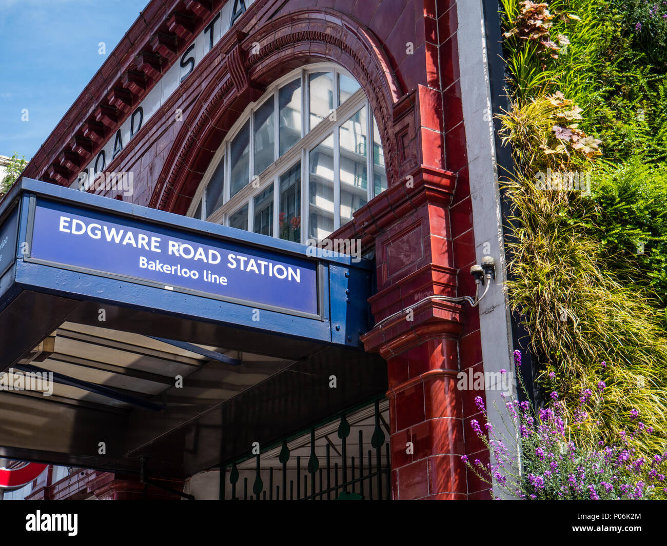 Londoner U-Bahn-Station Edgware Road, mit grünen Wand zur Verringerung der Luftverschmutzung, London, England, UK, GB. Stockfoto