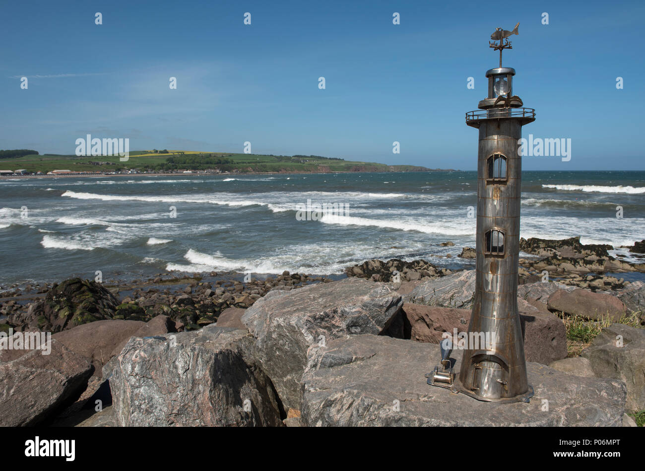 Stonehaven Bay Promenade hat mehrere interessante Skulpturen, der Leuchtturm Skulptur, Stonehaven, Aberdeenshire, Schottland. Stockfoto