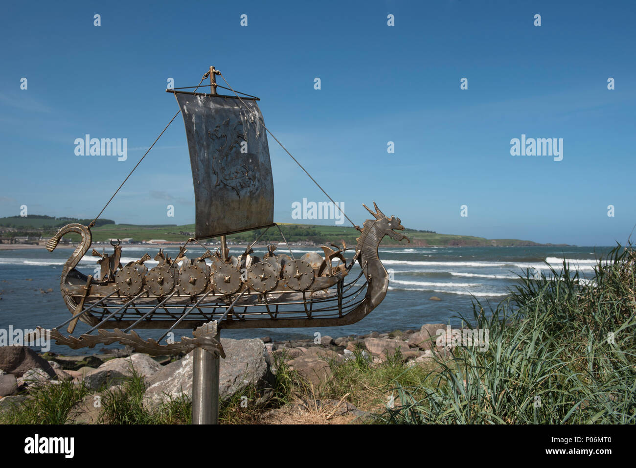 Stonehaven Bay Promenade hat einige interessante Skulpturen, die Viking longboat Skulptur, Stonehaven, Aberdeenshire, Schottland. Stockfoto