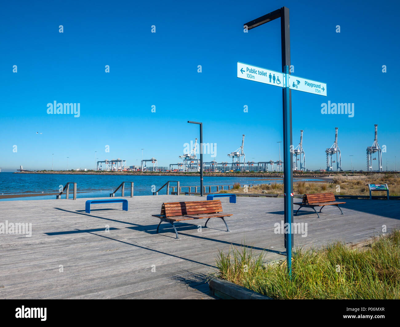 Boardwalk in der maritimen Cove Community Park in Port Melbourne, VIC, Australien. Schönen Park mit Blick auf das blaue Meer und den Hafen. Stockfoto