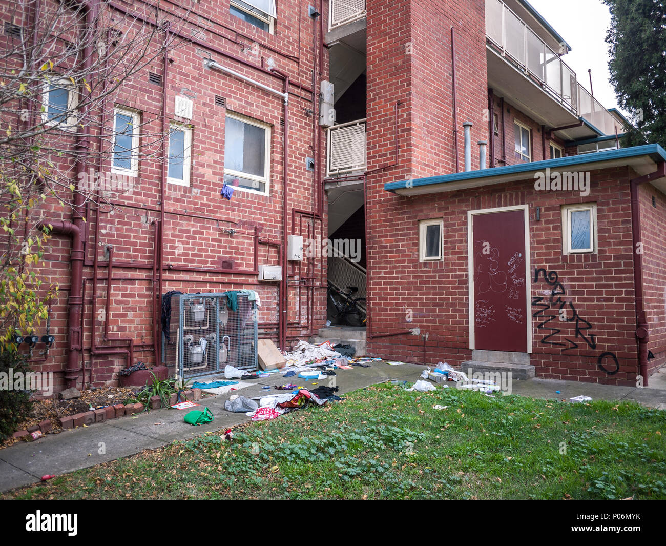Müll verstreut vor einem Wohnhaus in Melbournes Vorstadtviertel. North Melbourne, VIC Australien. Stockfoto