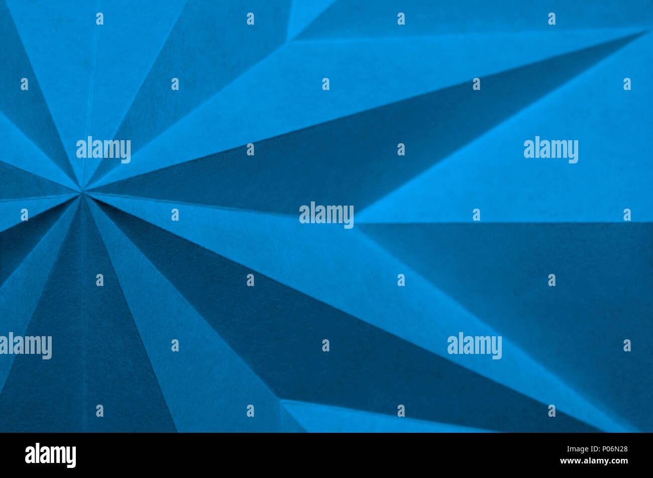 Blau origami Hintergrund abstrakte Tapeten. Flache konzentrieren, Grafik Makro, eckig, monochrome gefaltetes Papier. Pantone 16-4132; Little Boy Blue Stockfoto