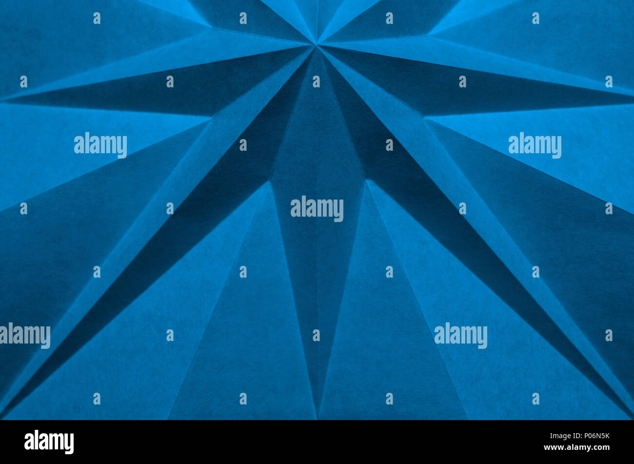 Blau origami Hintergrund abstrakte Tapeten. Flache konzentrieren, Grafik Makro, eckig, monochrome gefaltetes Papier. Pantone 16-4132; Little Boy Blue Stockfoto