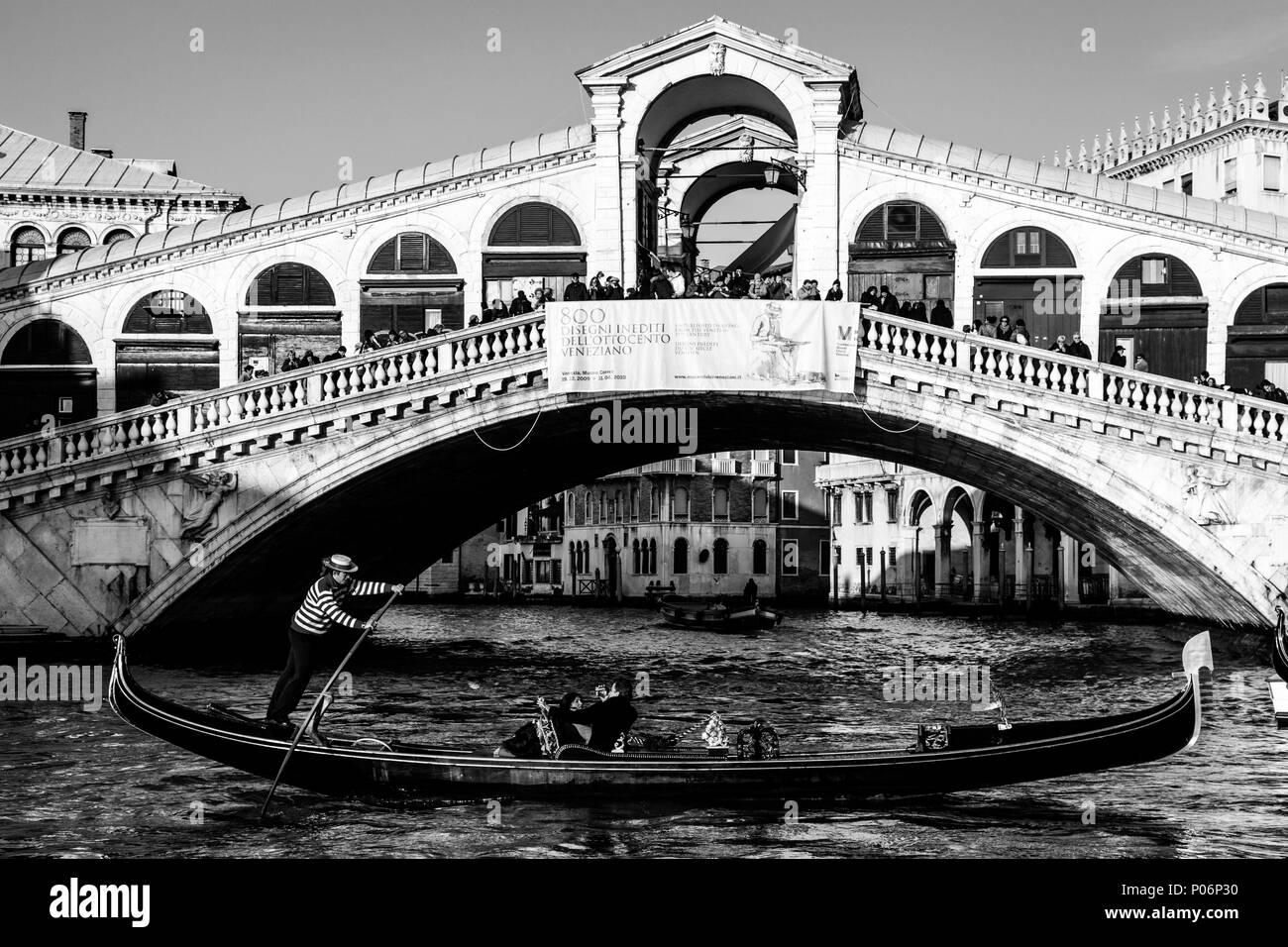 Touristen, eine Gondelfahrt auf dem Canal Grande, Venedig, Italien Stockfoto