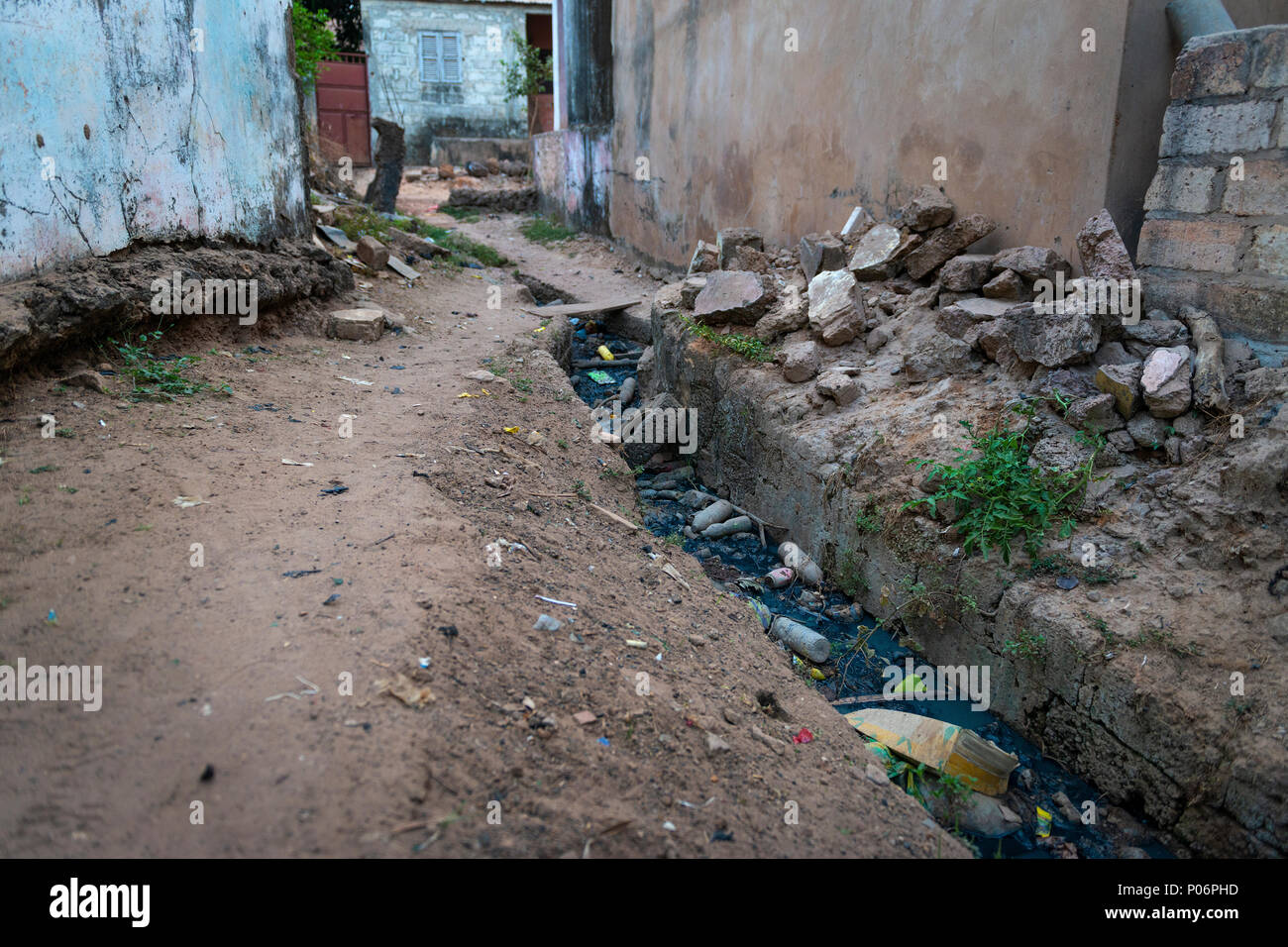 Der Abwasserkanal Öffnen entlang einer Straße an der Cupelon de Baixo in der Stadt Bissau, Guinea Bissau. Guinea-bissau ist eines der ärmsten Länder Stockfoto