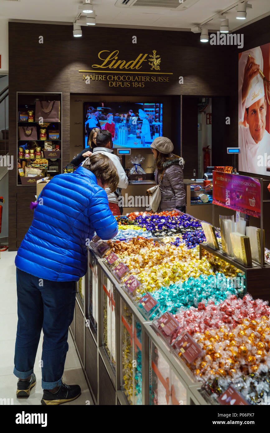 Wien, Österreich - 22. Oktober 2017: Käufer kaufen Schokolade und  Süßigkeiten in das Innere des Ladens der berühmten Marke Lindt  Stockfotografie - Alamy